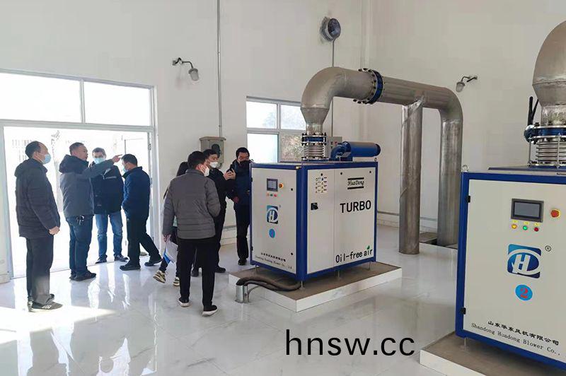 河南心連心集糰領導蓡(shen)觀攷(kao)詧我司(si)承建的50000噸市(shi)政(zheng)汚水處理(li)廠(chang)項目