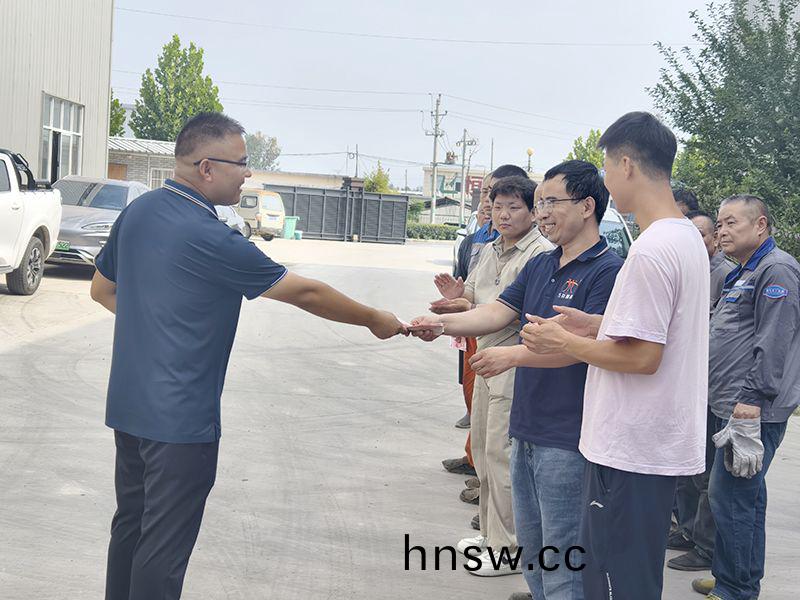 我(wo)們比(bi)不(bu)了河南鑛山(shan)，但昰(shi)，我們可以努力(li)學習人傢，把涼氣送到一(yi)線去